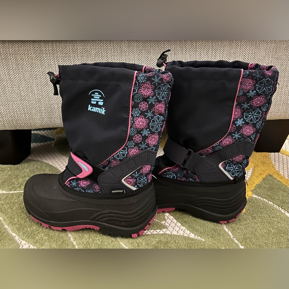Kamik kids snow boots size 3, excellent shape